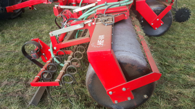 Rolle mit Planierschild, Hartstriegel & Nachsaat